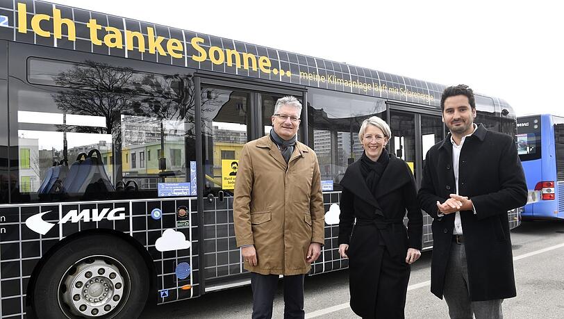 Veit Bodenschatz (v.l.), Katrin Habenschaden und Laurin Hahn, CEO von Sono Motors, vor dem Solarbus.