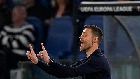 Leverkusens Trainer Xabi Alonso hat mit seinem Team das Halbfinal-Hinspiel der Europa League in Rom mit 2:0 gewonnen.