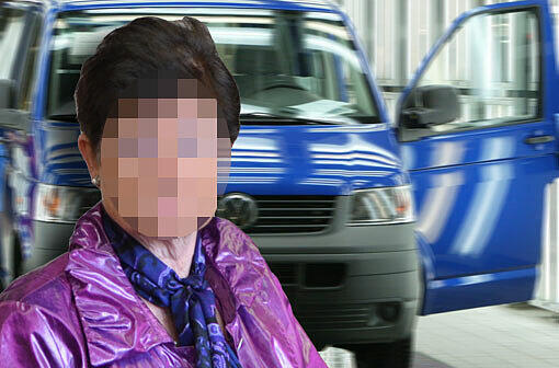 Rentnerin Erna L. (73) vor dem Münchner Landgericht. Mit ihrem blauen VW-Bus hat sie die schwangere Lehrerin Nina O. (35) touchiert.