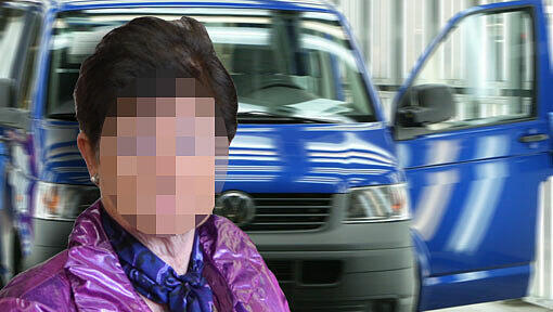 Rentnerin Erna L. (73) vor dem Münchner Landgericht. Mit ihrem blauen VW-Bus hat sie die schwangere Lehrerin Nina O. (35) touchiert. Rentnerin Erna L. (73) vor dem Münchner Landgericht. Mit ihrem blauen VW-Bus hat sie die schwangere Lehrerin Nina O. (35) touchiert.