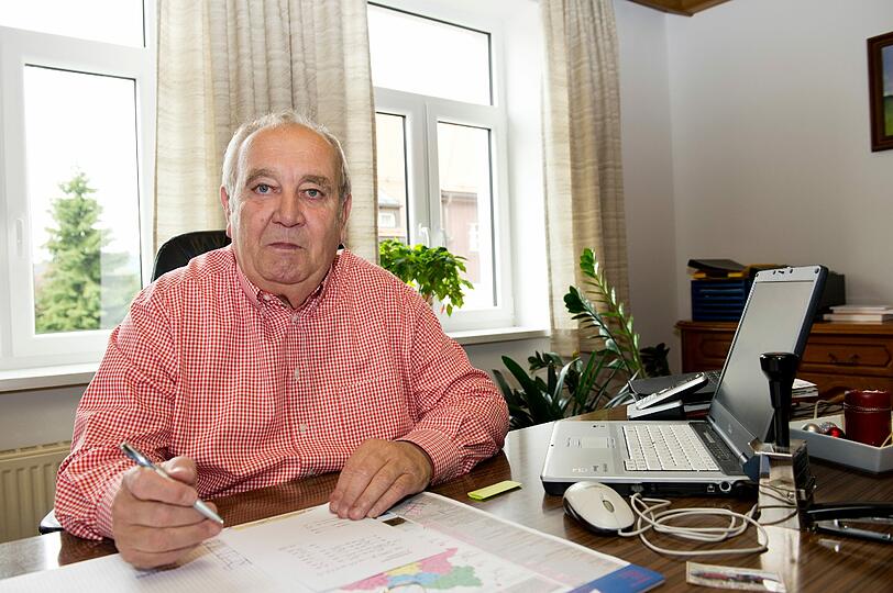Bürgermeister Franz Gibis (71), ein ehemaliger Grenzpolizist, hat den Schlagbaum reaktiviert. Er will, dass "Ruhe einkehrt".