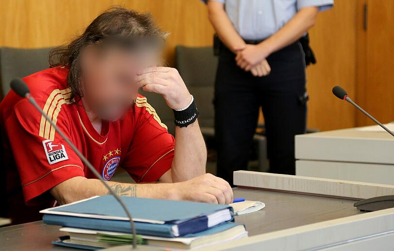 Der Angeklagte Günther O. erscheint im Essener Gericht mit einem Trikot des FC Bayern.