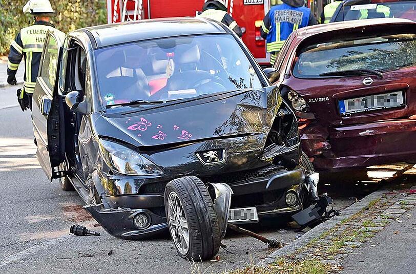 Der Peugeot verlor bei der Kollision das rechte Vorderrad. Dadurch wurde es in weitere Fahrzeuge geschleudert.