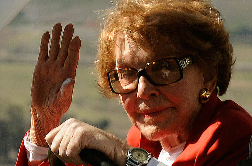 Beim 2:2 gegen Tottenham Hotspur trifft Ramsey zum 1:0. Am nächsten Tag ist Nancy Regan tot. Die Frau des ehemaligen US-Präsidenten Ronald Reagan stirbt an einem Herzversagen.