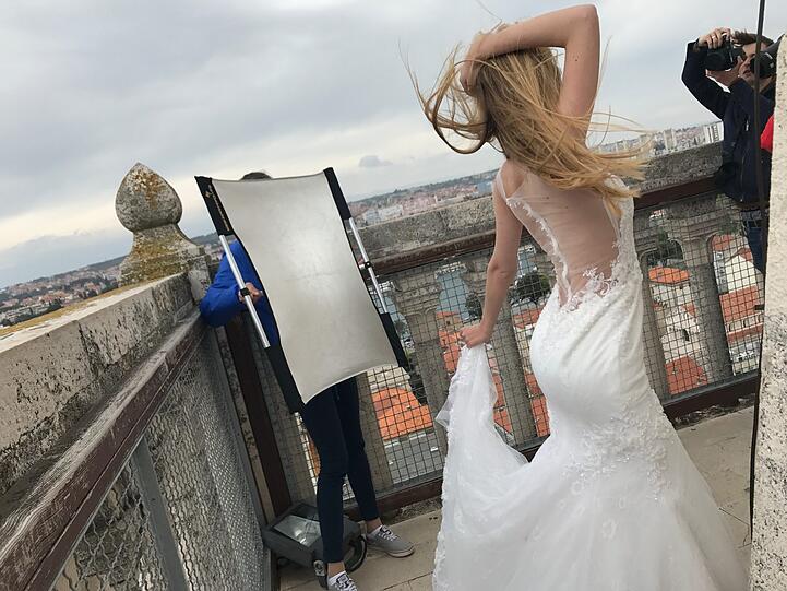 Windige Angelegenheit! Auf dem Kirchturm in Zadar peitschte den Mädchen der Wind um die Ohren - die Fotos waren dennoch ein voller Erfolg!
