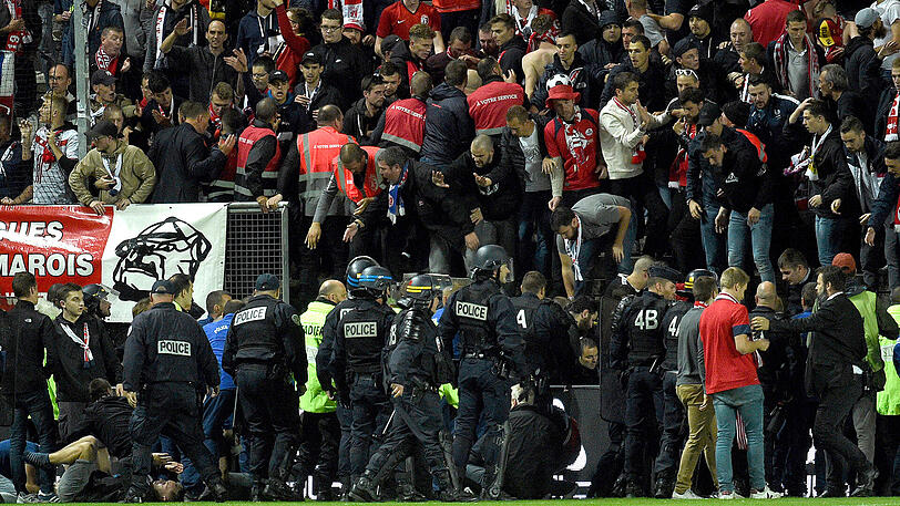 Beim Spiel zwischen Amiens und OSC Lille bricht eine Tribünenbande. Vier Menschen werden schwerverletzt.