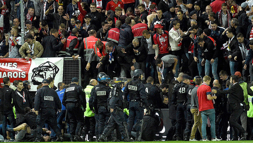 Beim Spiel zwischen Amiens und OSC Lille bricht eine Tribünenbande. Vier Menschen werden schwerverletzt. Beim Spiel zwischen Amiens und OSC Lille bricht eine Tribünenbande. Vier Menschen werden schwerverletzt.