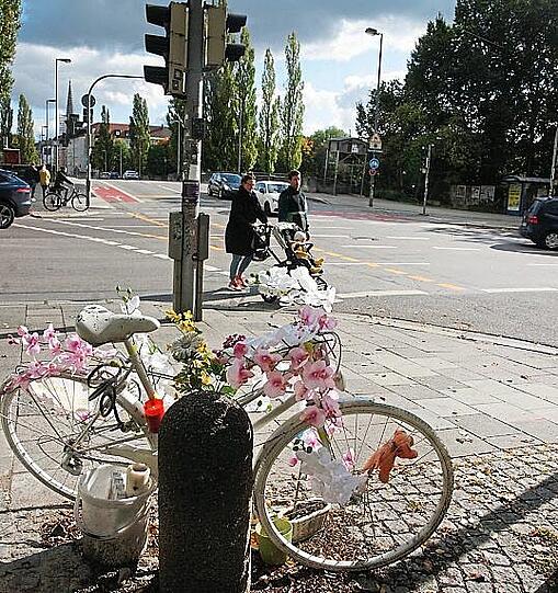 An der Kreuzung bei der Corneliusbrücke, wo im Mai ein Bub in einen tödlichen Unfall verwickelt wurde, steht mittlerweile ein Mahnmal.