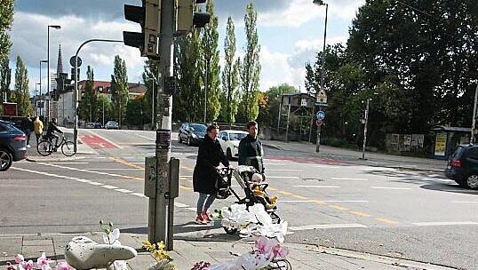 An der Kreuzung bei der Corneliusbrücke, wo im Mai ein Bub in einen tödlichen Unfall verwickelt wurde, steht mittlerweile ein Mahnmal. An der Kreuzung bei der Corneliusbrücke, wo im Mai ein Bub in einen tödlichen Unfall verwickelt wurde, steht mittlerweile ein Mahnmal.