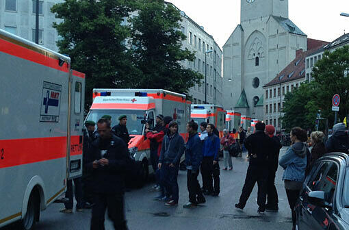 Rettungsautos stehen am Rindermarkt bereit.