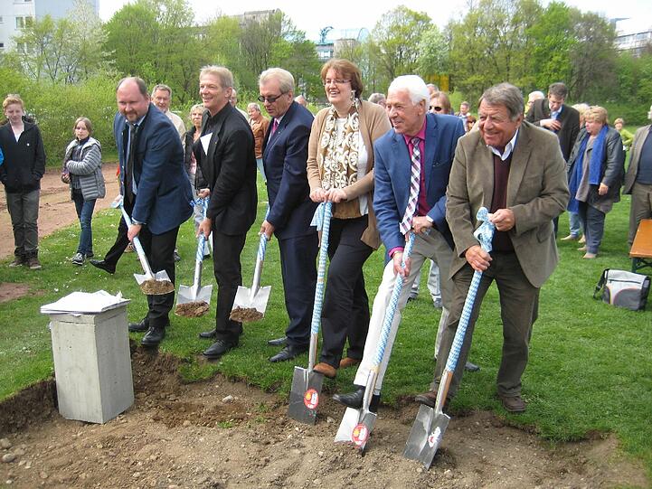 Erst neulich war der Spatenstich. Auch Bürgermeisterin Christine Strobl griff für den Fototermin zur Schaufel.