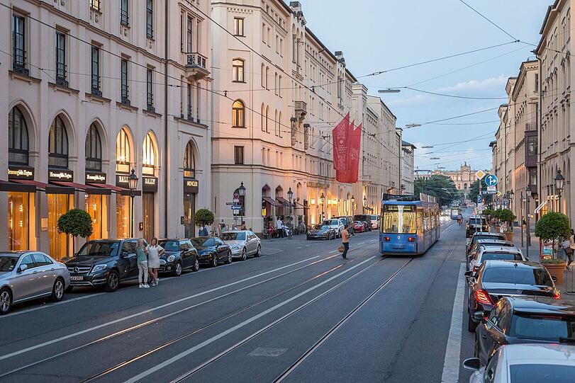 Die Maximilianstraße mit Autos.