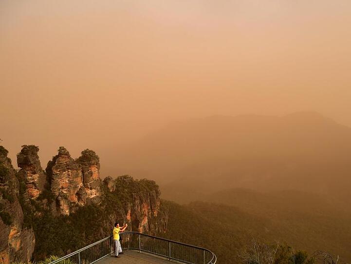 Der beliebte Aussichtspunkt "Three Sisters" in den Blue Mountains bei Sydney ist von Rauch umgeben.