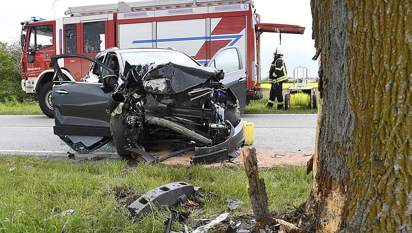 Der Autofahrer ist noch am Unfallort gestorben.