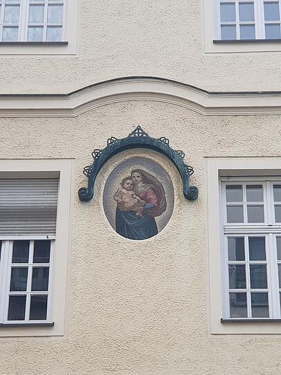 Mit Dacherl: Maria mit Kind in der Pöppelstraße in der Oberen Au.