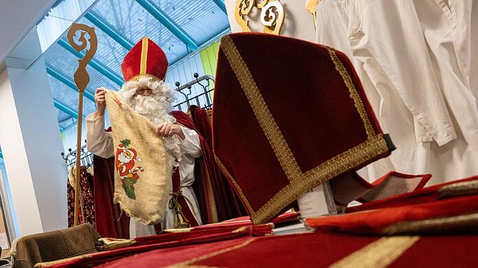 Thomas Zenetti zieht sich der Arbeitsagentur sein Nikolauskostüm an.