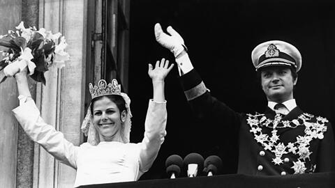Eine Deutsche wird K&ouml;nigin: Carl XVI. Gustaf und Silvia winken vom Balkon des Stockholmer Schlosses nach der Hochzeit am 19. Juni 1976.