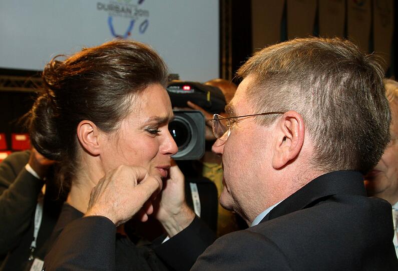 Kati Witt völlig aufgelöst: Das sympathische Olympia-Gesicht bricht bei der Bekanntgabe der Entscheidung in Tränen aus. Die Bilder