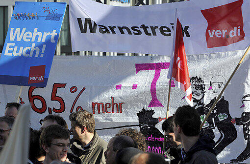 Warnstreik auf der Hackerbrücke: Die Gewerkschaft Verdi fordert von der Telekom 6,5 Prozent mehr Lohn.