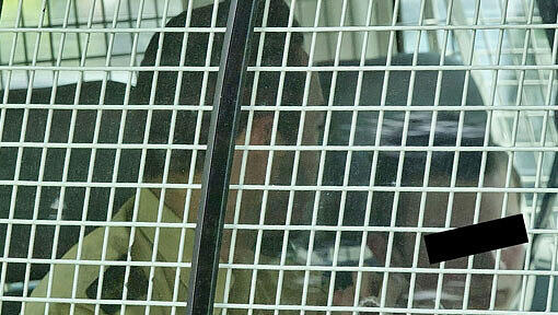 Dem jugendlichen Schützen werden unter anderem zwölffacher versuchter Totschlag, unerlaubter Waffenbesitz und Widerstand gegen Vollstreckungsbeamte vorgeworfen. Dem jugendlichen Schützen werden unter anderem zwölffacher versuchter Totschlag, unerlaubter Waffenbesitz und Widerstand gegen Vollstreckungsbeamte vorgeworfen.