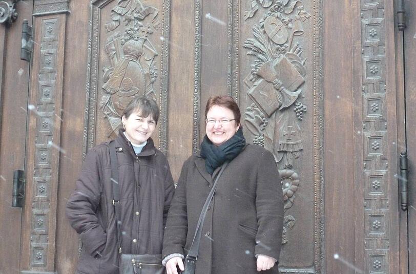 Gabriele Bachus und Helene Pensberger vor dem Münchner Dom: "Es wäre schön, wenn sich der neue Papst der Rolle der Frau annimmt. Wie wäre es mit einem Frauendiakonat? Die Deutsche Bischofskonferenz hat ja auch schon darüber beraten, Frauen mehr Macht zu übertragen, zum Beispiel in Leitungsfunktionen &ndash; aber ich wär wirklich auch für eine Weihe. Und dagegen sträubt sich der Klerus ja noch immer. Der neue Papst aber könnte da einiges verändern!"