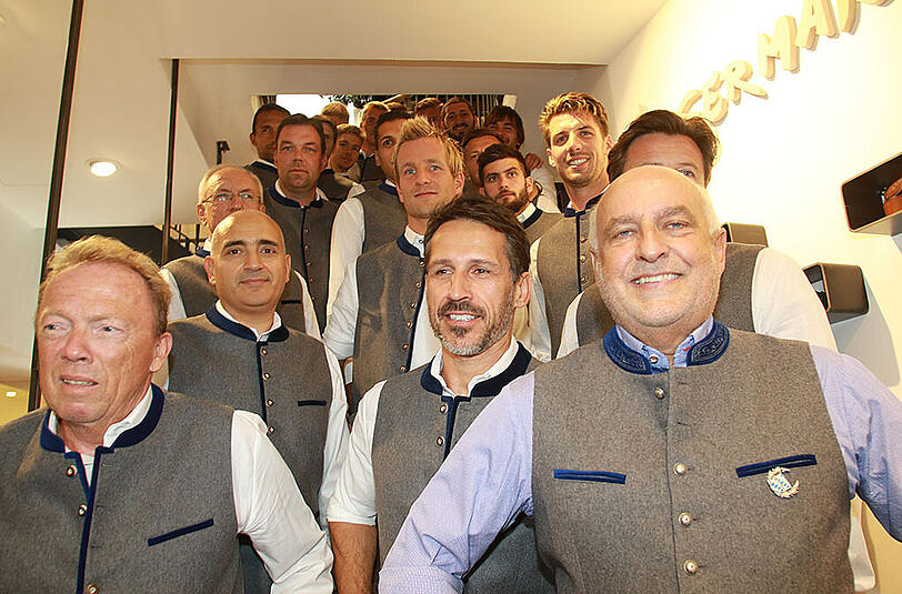 Fesch schauns aus, die Löwen: Klicken Sie sich durch die Bilder des TSV-Besuchs bei Angermaier.