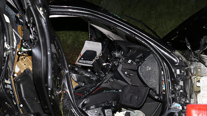 Schreckliche Bilder aus Icking: Der BMW kam von der Straße ab und prallte gegen einen Baum. Zwei 19-jährige Männer starben.