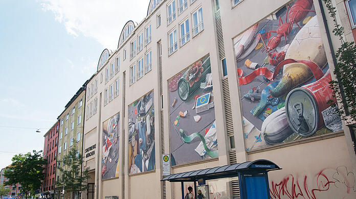 Macht auf die Vermüllung der Stadt aufmerksam: das neue Kunstwerk in der Corneliusstraße 10.