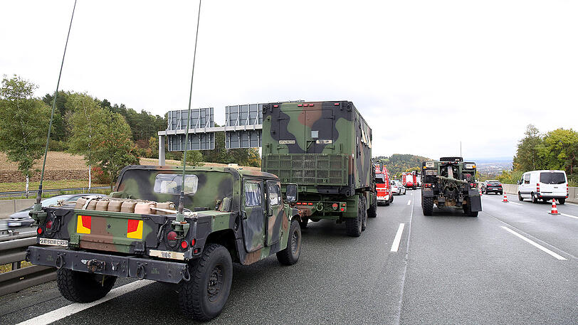 Ein kurioser Unfall der US Army legte am Samstag die A9 lahm. Die Bilder.