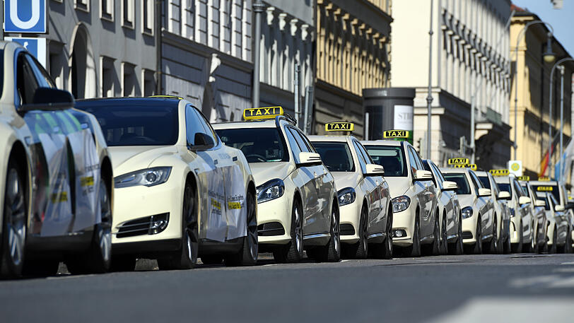 Deutschlands höchste Taxidichte - Fahrzeuge stehen in der Münchner Ludwigsstraße. Jetzt hat der Verwaltungsgerichtshof über die Standplatzpflicht entschieden.