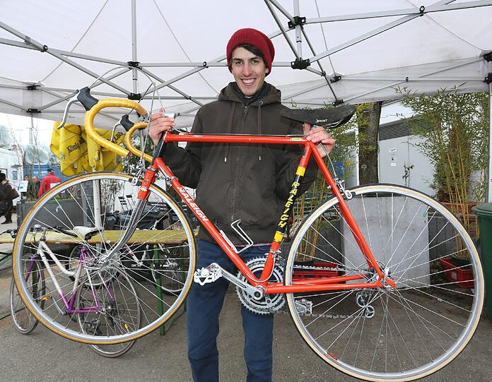 Benedikt (19) hat ein Rennrad gekauft: "Ich habe ein Rennrad aus den 70er Jahren gefunden, für 200 Euro. Damit will ich aber keine großen Rennen fahren. Ich brauche es, um zur Uni zu gelangen und um in der Stadt möglichst schnell voranzukommen."