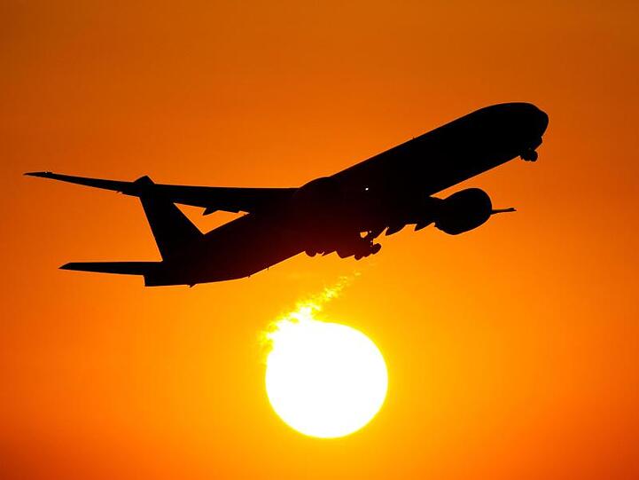 Eine Boeing 777 startet vom Frankfurter Flughafen.