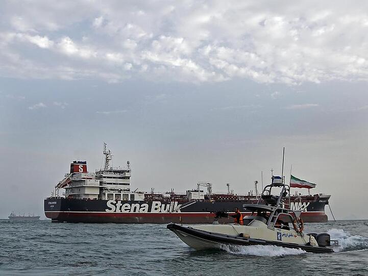 Ein Schnellboot der iranischen Revolutionsgarden bewegt sich um britischen Öltanker "Stena Impero".