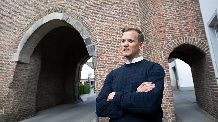 Hendrik Streeck, Direktor des Institut s für Virologie an der Uniklinik in Bonn, geht durch Gangelt. Dort hat der Mediziner schon zu Beginn der Pandemie zum neuartigen Coronavirus geforscht.