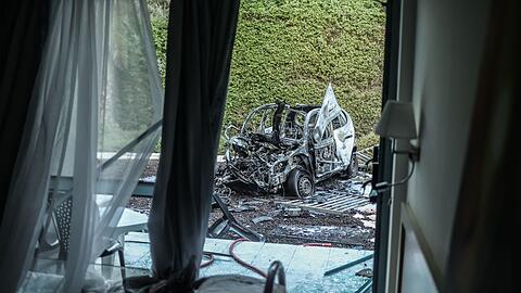 Ein ausgebranntes Auto steht nach einem Raketenangriff der Hamas vor einem beschädigten Haus in Ashkelon im Süden Israels.