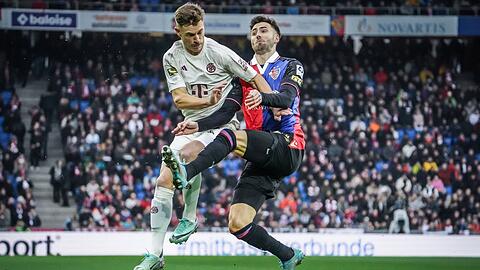 Joshua Kimmich (l.) im Zweikampf mit Basels Jonas Adjetey.