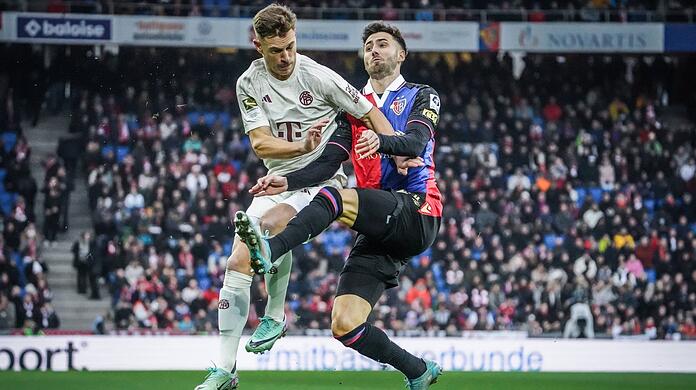 Joshua Kimmich (l.) im Zweikampf mit Basels Jonas Adjetey.