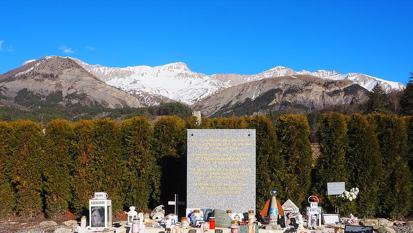 Eine Gedenktafel erinnert an den Flugzeugabsturz einer Germanwings-Maschine in den Alpen. Eine Klage auf zus&auml;tzliches Schmerzensgeld gegen das Luftfahrt-Bundesamt hat mehr als zehn Jahre nach der Katastrophe wenig Aussicht auf Erfolg.
