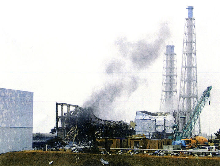 Ein beinahe apokalyptisches Bild: Auch am Montag stieg aus den Ruinen
von Block 3 in Fukushima wieder Rauch auf.