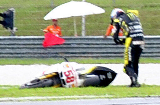Das Motorrad mit der 58 liegt nach dem Sturz am Boden