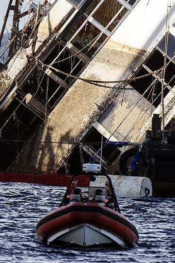 Der Bergungseinsatz am havarierten 
Kreuzfahrtschiff &bdquo;Costa Concordia&ldquo; hat sich am Montag deutlich 
verzögert. Die Aufrichtung des Schiffs vor der italienischen Insel 
Giglio werde voraussichtlich erst am Dienstag im Morgengrauen 
abgeschlossen sein. Die Bilder!