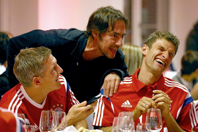 Die Bayern feiern: Nach dem Sieg gegen Borussia Dortmund im DFB-Pokalfinale lässt der FC Bayern in Berlin die Korken knallen. Hier die Feierbilder aus der Telekom-Zentrale.