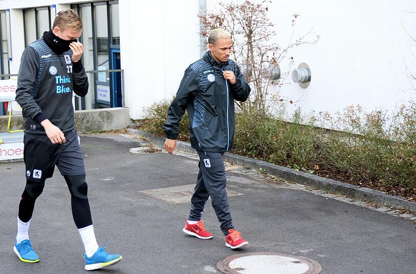 Daylon Claasen (re.) erschien zu spät zum Training.