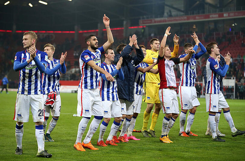 Hertha Spieler jubeln mit den Fans nach dem Auswärtssieg in Ingolstadt.