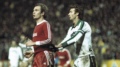 11. Dezember 1976: Der Mönchengladbacher Rainer Bonhof (rechts) beschattet Uli Hoeneß vom FC Bayern. Die Gladbacher gewannen das Bundesligaspiel am Bökelberg mit 1:0.