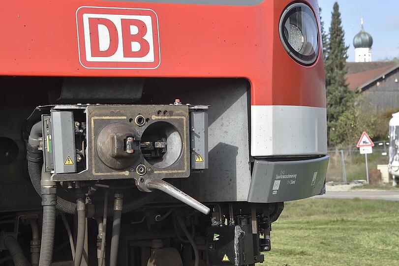 Der Mazda wurde von der S-Bahn erfasst und von den Schienen geschleudert. Der Fahrer hatte mehrere Schutzengel: Er erlitt nur einen Schock.