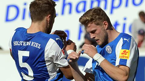 Jubelnde Störche: Rafael Czichos (l) und Torschütze Marvin Duksch von Kiel jubeln nach dem Treffer zum 1:1.