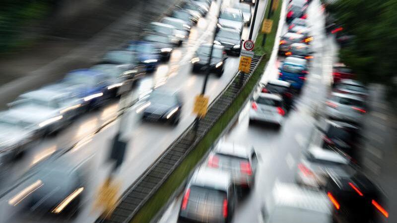 Die Straßen sind stark befahren. Foto: Matthias Balk/Archiv