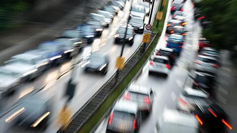 Die Straßen sind stark befahren. Foto: Matthias Balk/Archiv