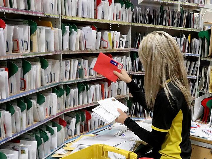 Im Zustellstützpunkt von Deutscher Post und DHL werden Briefe sortiert.